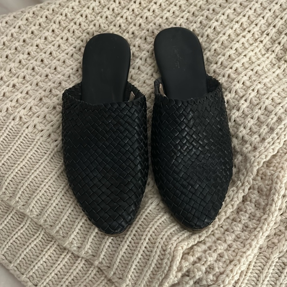 Universal Threads Slides size 8.5
